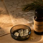 Terpene C5 : cristaux d’huile essentielle et cannabis, image éditoriale