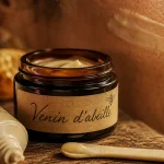 creme au venin d abeille : pot cosmétique anti-rides sur table bois