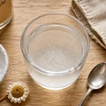 Bain de bouche naturel maison : eau tiède au bicarbonate et camomille